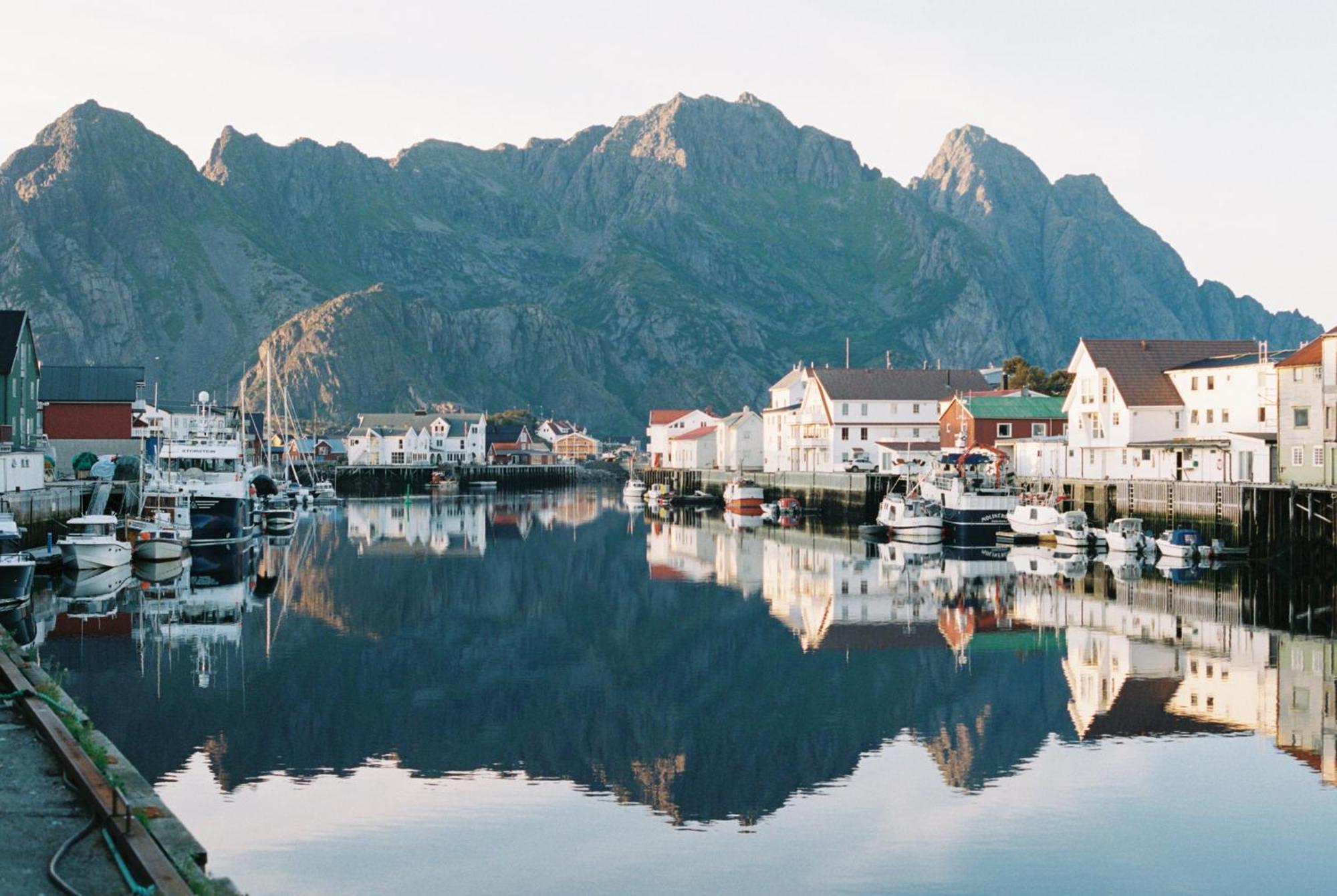 Trevarefabrikken Hotel Henningsvær Eksteriør billede